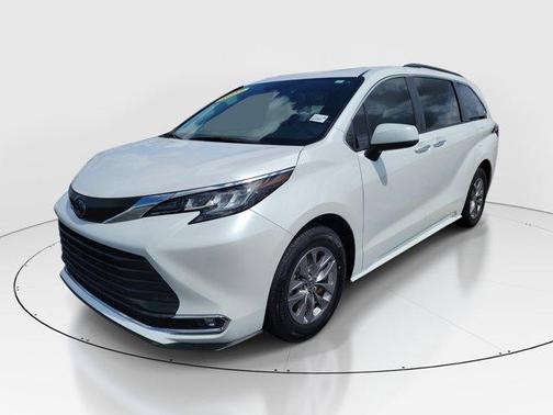 Pearl 2023 Toyota Sienna XLE