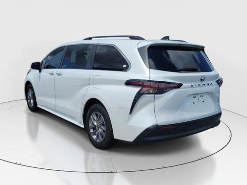 Pearl 2023 Toyota Sienna XLE