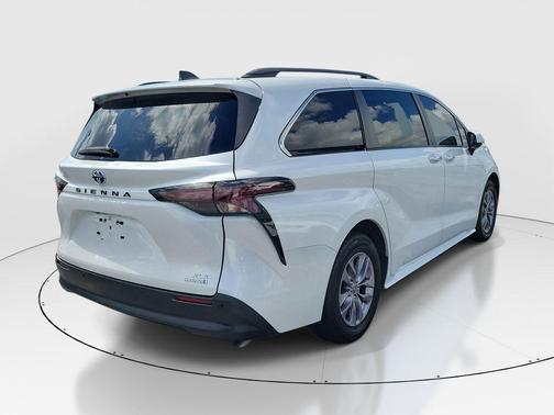 Pearl 2023 Toyota Sienna XLE
