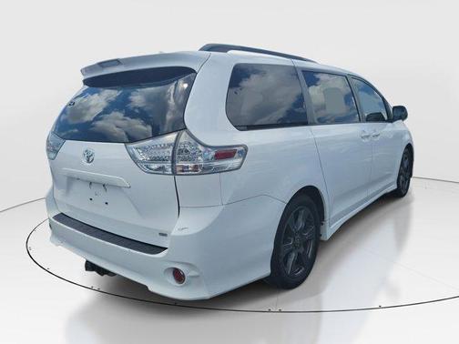 Super White 2018 Toyota Sienna SE