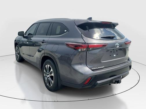 Magnetic Gray Metallic 2024 Toyota Highlander XLE
