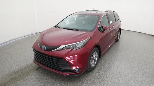 2025 Toyota Sienna XLE 8 Passenger