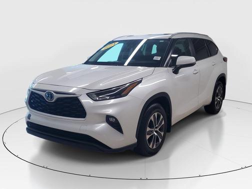 Pearl 2024 Toyota Highlander Hybrid XLE