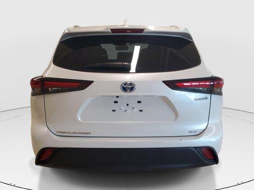 Pearl 2024 Toyota Highlander Hybrid XLE