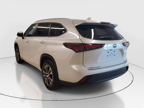 Pearl 2024 Toyota Highlander Hybrid XLE