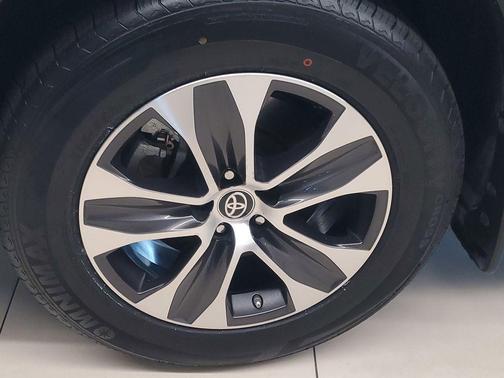 Pearl 2024 Toyota Highlander Hybrid XLE