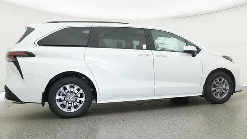 Pearl 2026 Toyota Sienna XLE 8 Passenger