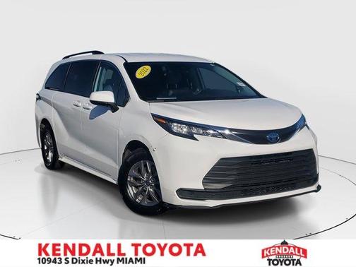 2022 Toyota Sienna LE