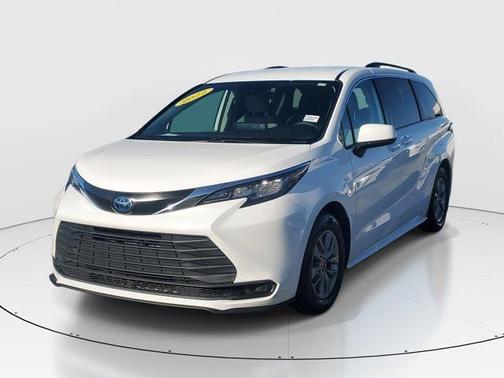 2022 Toyota Sienna LE
