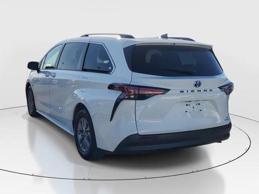 2022 Toyota Sienna LE