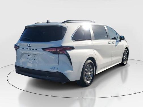 2022 Toyota Sienna LE