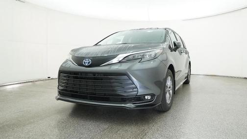 2025 Toyota Sienna XLE 8 Passenger