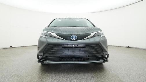 2025 Toyota Sienna XLE 8 Passenger