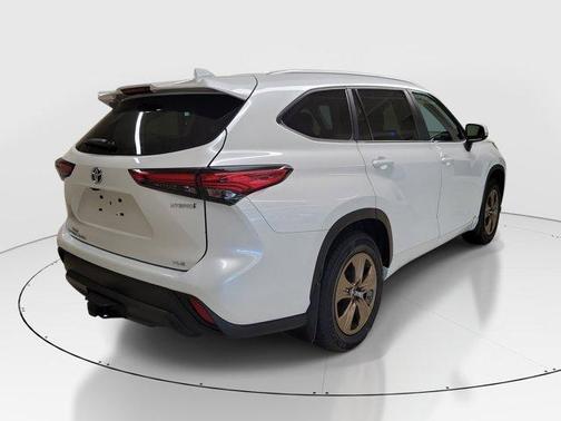 Pearl 2023 Toyota Highlander Hybrid Bronze Edition