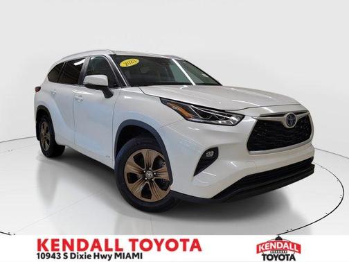 Pearl 2023 Toyota Highlander Hybrid Bronze Edition