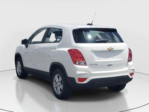 Summit White 2022 Chevrolet Trax LS