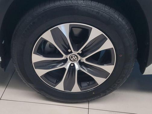Pearl 2023 Toyota Highlander XLE