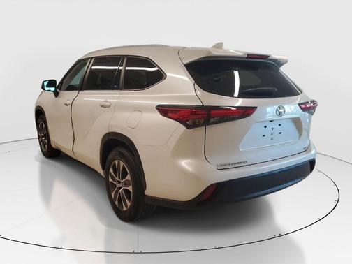 Pearl 2023 Toyota Highlander XLE