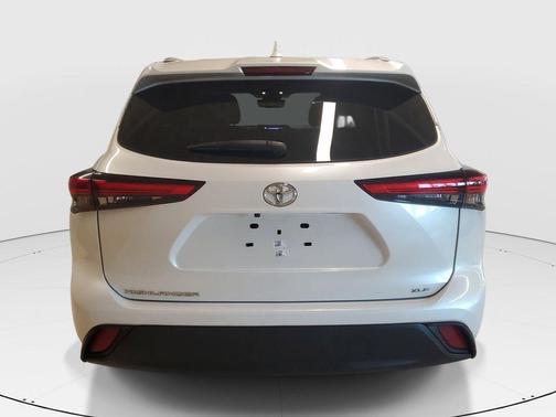 Pearl 2023 Toyota Highlander XLE