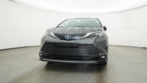 2025 Toyota Sienna XLE 8 Passenger