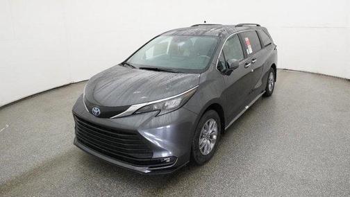 2025 Toyota Sienna XLE 8 Passenger