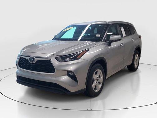 Silver 2024 Toyota Highlander LE