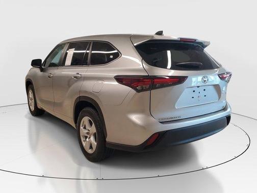 Silver 2024 Toyota Highlander LE