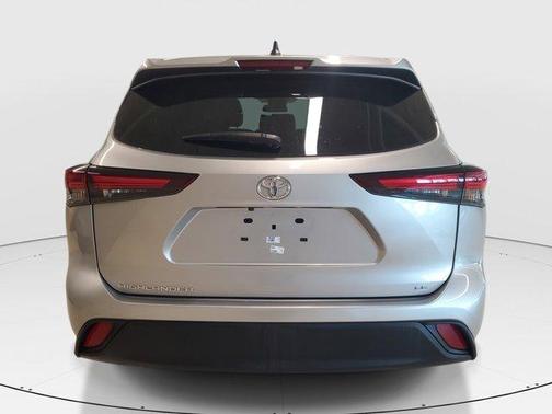 Silver 2024 Toyota Highlander LE