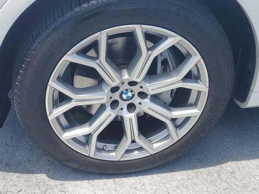 Mineral White Metallic 2023 BMW X7 xDrive40i