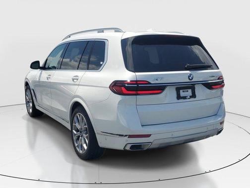Mineral White Metallic 2023 BMW X7 xDrive40i