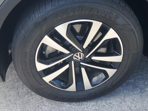 Platinum Gray Metallic 2024 Volkswagen Tiguan 2.0T S