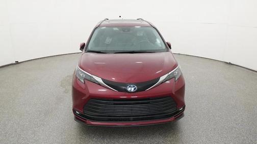 2025 Toyota Sienna XLE 8 Passenger
