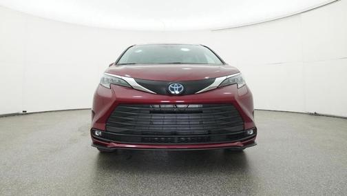 2025 Toyota Sienna XLE 8 Passenger