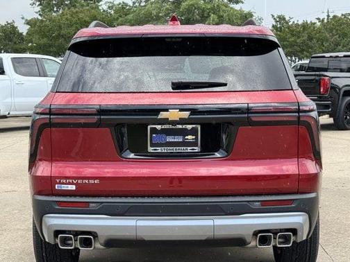 Radiant Red Tintcoat 2026 Chevrolet Traverse LT