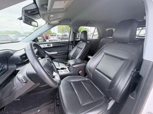 Star White Metallic Tri-Coat 2022 Ford Explorer XLT