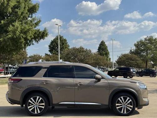 2024 Nissan Pathfinder Platinum FWD