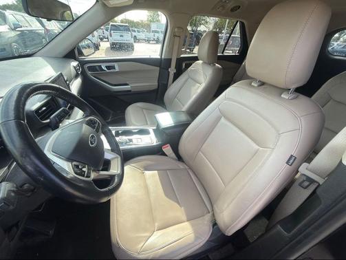 Agate Black Metallic 2022 Ford Explorer XLT