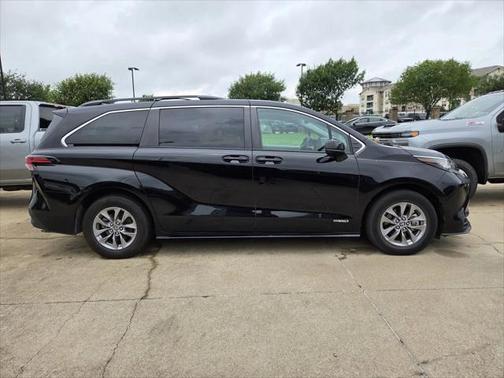 2021 Toyota Sienna LE