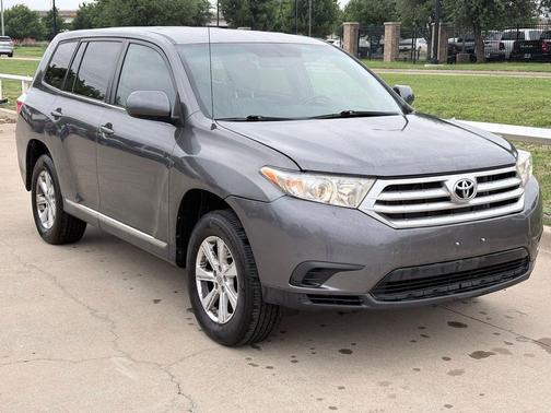 Magnetic Gray Metallic 2011 Toyota Highlander SE