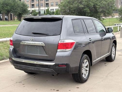 Magnetic Gray Metallic 2011 Toyota Highlander SE