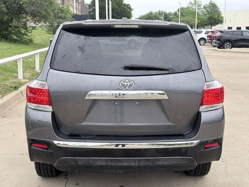 Magnetic Gray Metallic 2011 Toyota Highlander SE