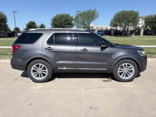 Magnetic Metallic 2018 Ford Explorer XLT