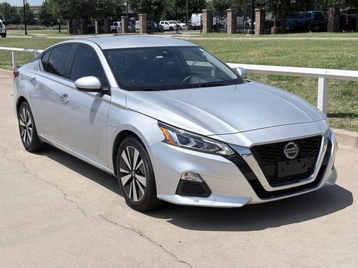 Brilliant Silver Metallic 2022 Nissan Altima 2.5 SV