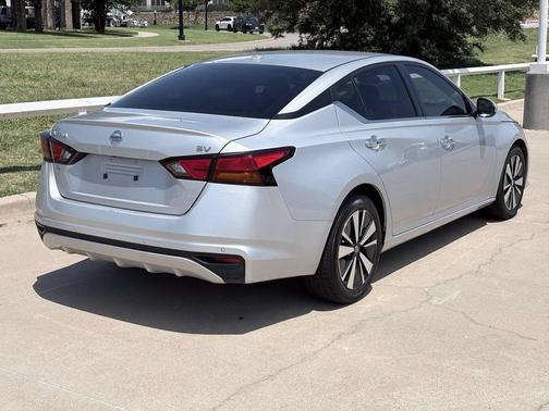 Brilliant Silver Metallic 2022 Nissan Altima 2.5 SV