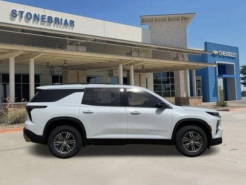 Polar White Tricoat 2026 Chevrolet Traverse LT