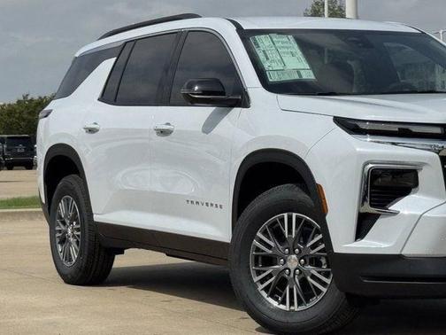 Polar White Tricoat 2026 Chevrolet Traverse LT