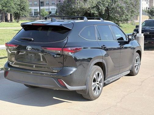 Midnight Black Metallic 2025 Toyota Highlander Hybrid XLE