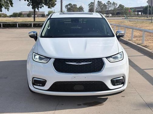 Bright White Clearcoat 2023 Chrysler Pacifica Hybrid Limited