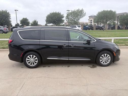 Brilliant Black Crystal Pearlcoat 2019 Chrysler Pacifica Touring L