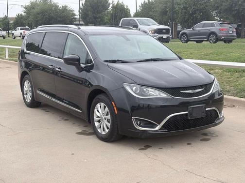 Brilliant Black Crystal Pearlcoat 2019 Chrysler Pacifica Touring L
